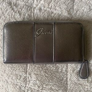 Guess Wallet Shimmer Gray beautiful!